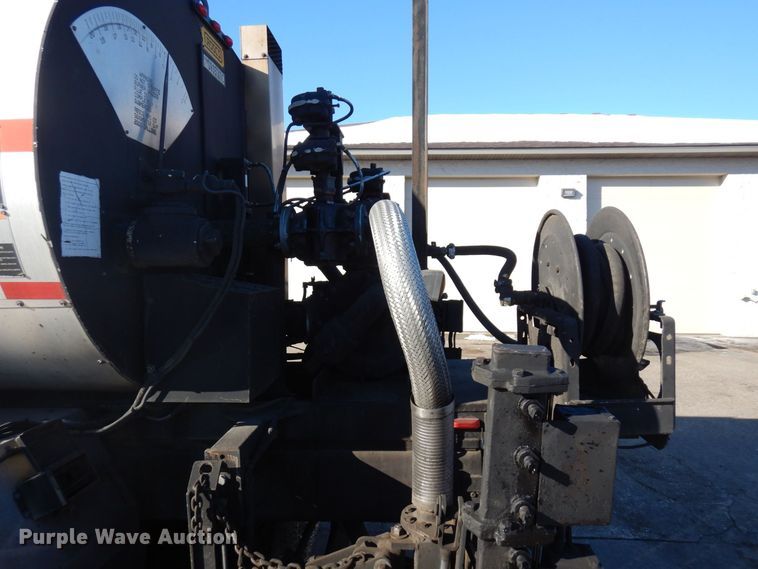 image for item KU9731 1997 Ford LNT8000  oil distributor truck