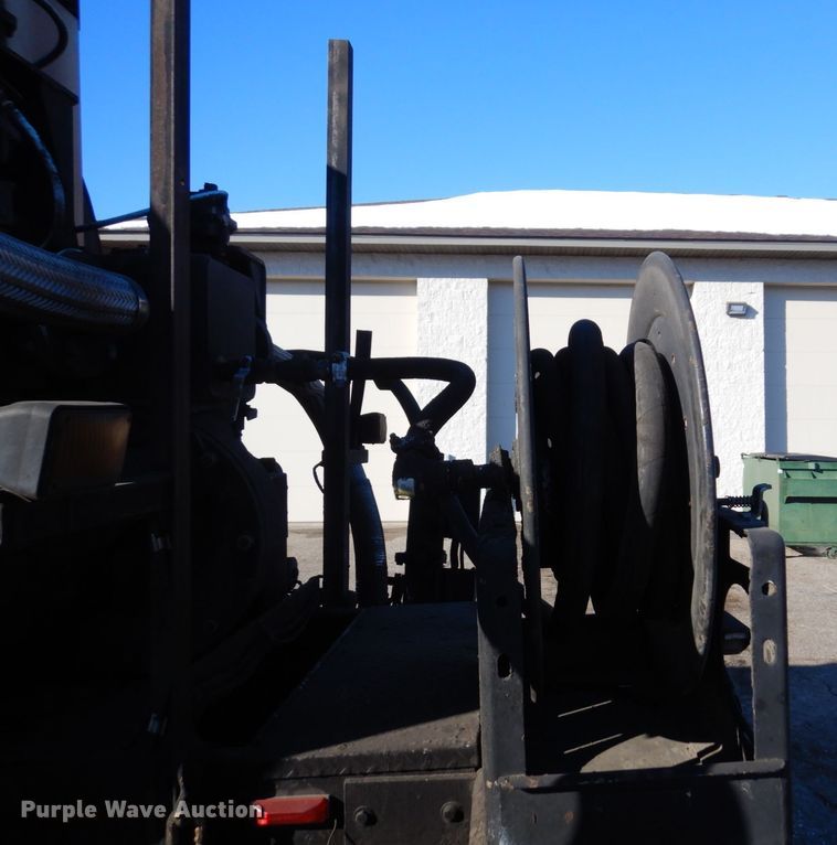 image for item KU9731 1997 Ford LNT8000  oil distributor truck