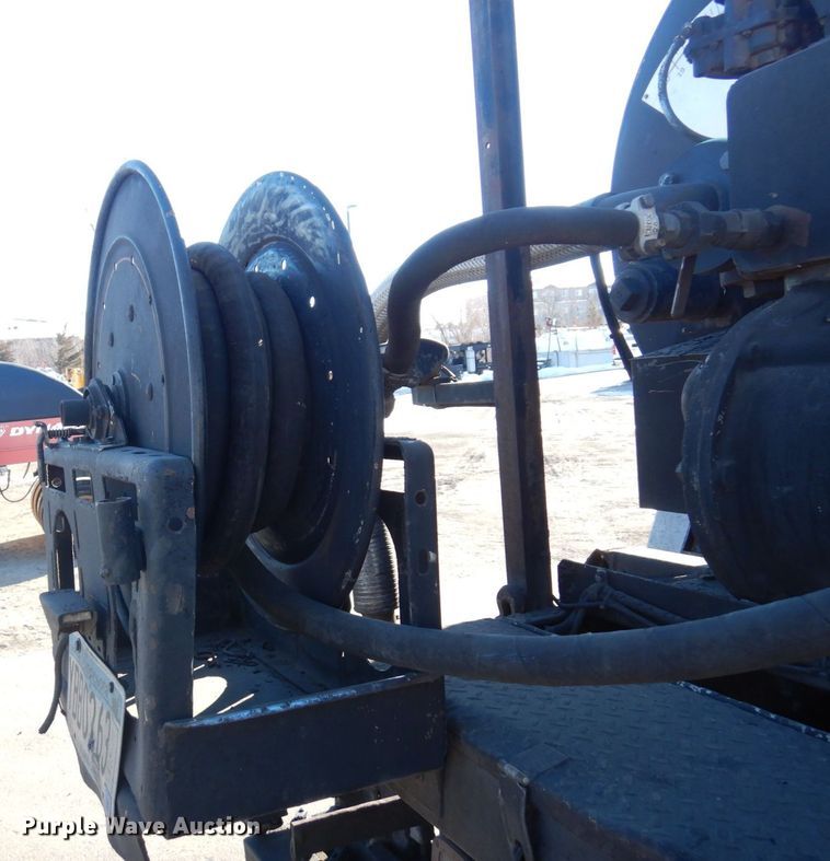 image for item KU9731 1997 Ford LNT8000  oil distributor truck