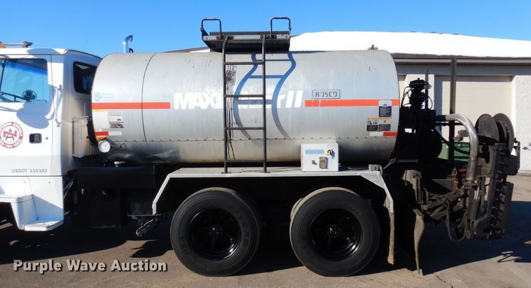 image for item KU9731 1997 Ford LNT8000  oil distributor truck