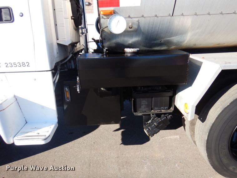 image for item KU9731 1997 Ford LNT8000  oil distributor truck