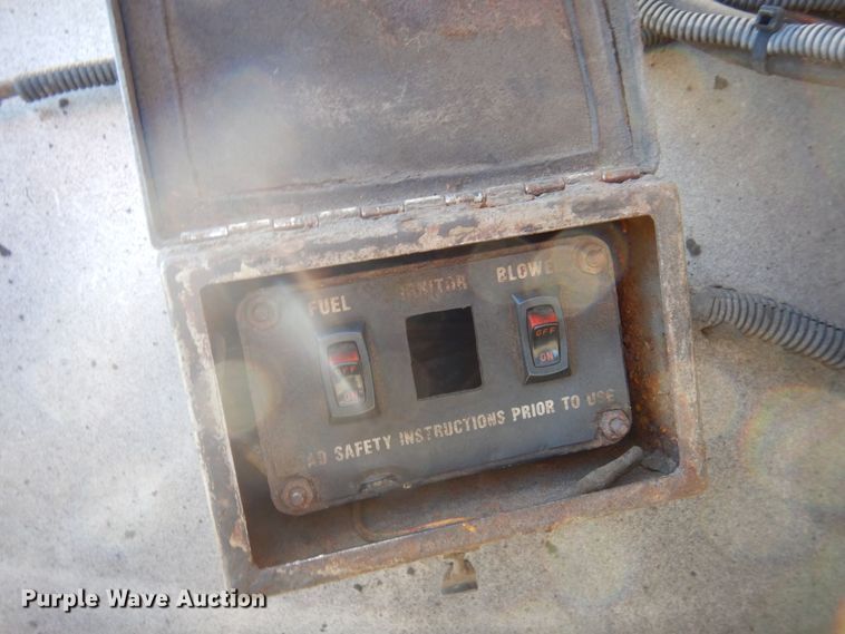 image for item KU9731 1997 Ford LNT8000  oil distributor truck