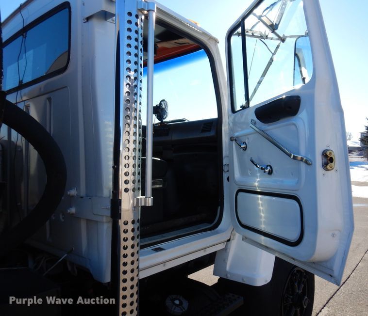 image for item KU9731 1997 Ford LNT8000  oil distributor truck