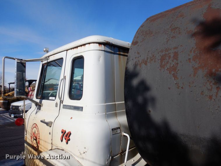 image for item KU9771 1976 International Cargostar  water truck