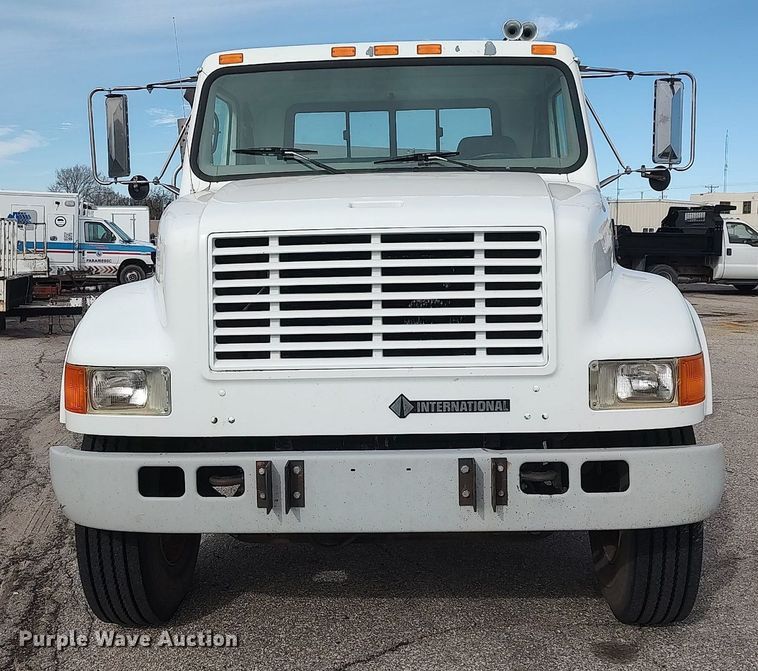 image for item DG5364 1996 International 4700  truck cab and chassis