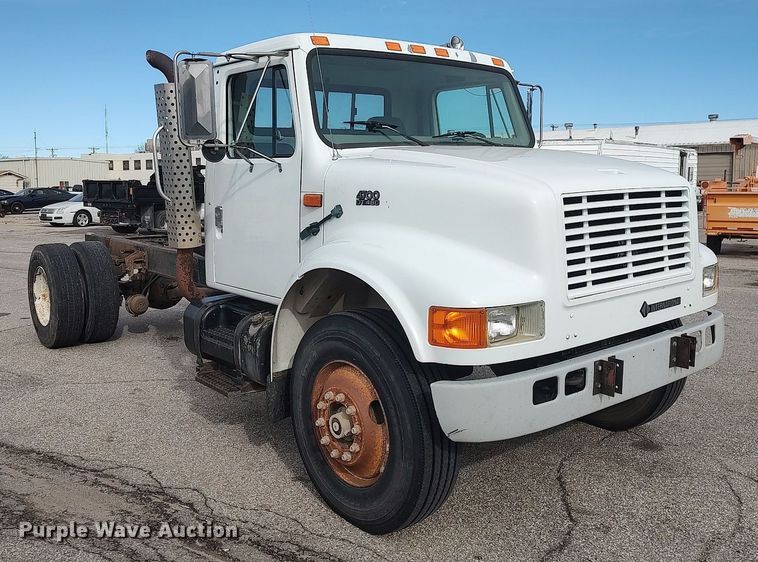 image for item DG5364 1996 International 4700  truck cab and chassis