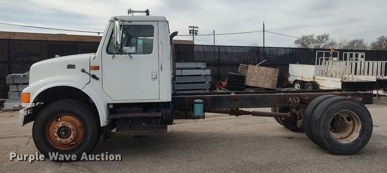 image for item DG5364 1996 International 4700  truck cab and chassis