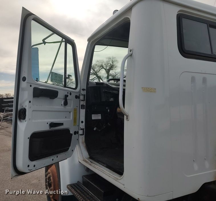 image for item DG5364 1996 International 4700  truck cab and chassis