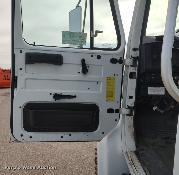 image for item DG5364 1996 International 4700  truck cab and chassis