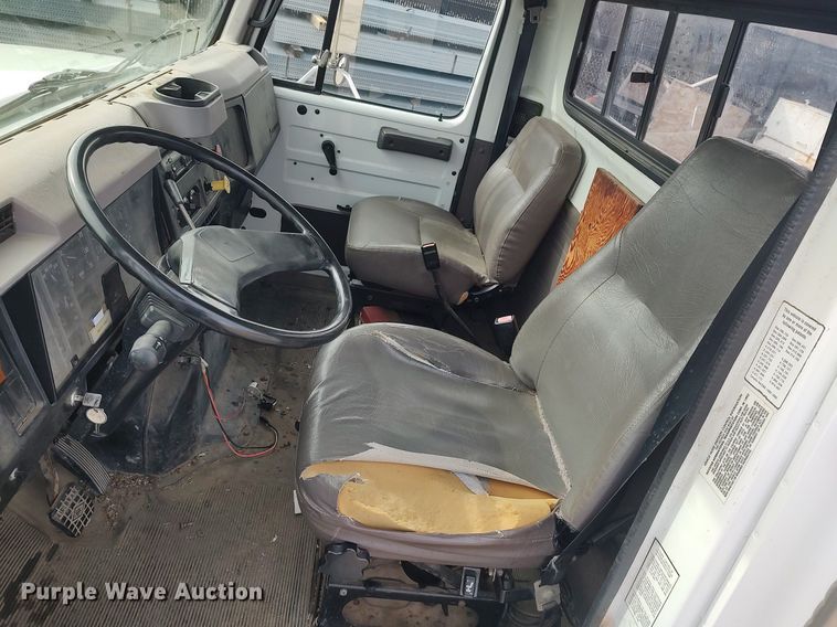 image for item DG5364 1996 International 4700  truck cab and chassis