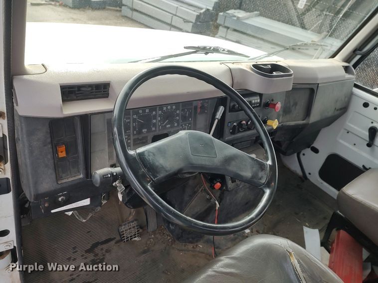 image for item DG5364 1996 International 4700  truck cab and chassis