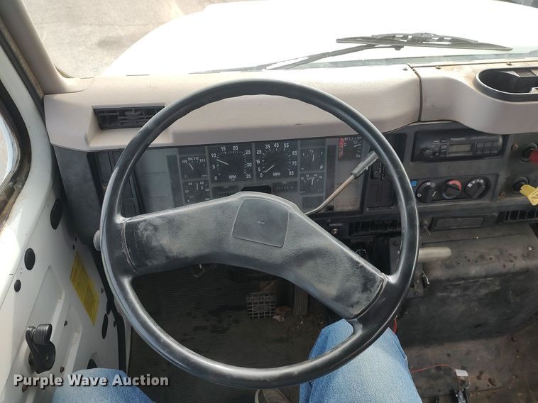 image for item DG5364 1996 International 4700  truck cab and chassis