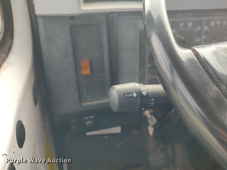 image for item DG5364 1996 International 4700  truck cab and chassis