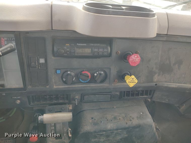 image for item DG5364 1996 International 4700  truck cab and chassis