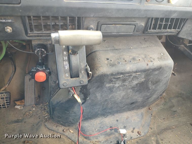 image for item DG5364 1996 International 4700  truck cab and chassis