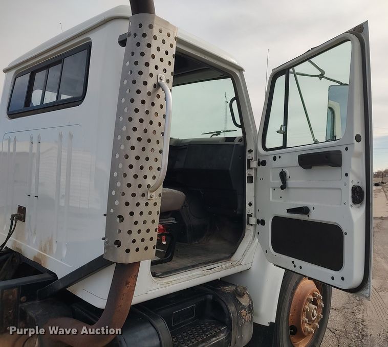 image for item DG5364 1996 International 4700  truck cab and chassis