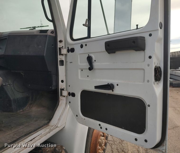 image for item DG5364 1996 International 4700  truck cab and chassis