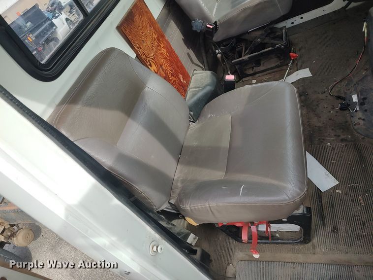 image for item DG5364 1996 International 4700  truck cab and chassis