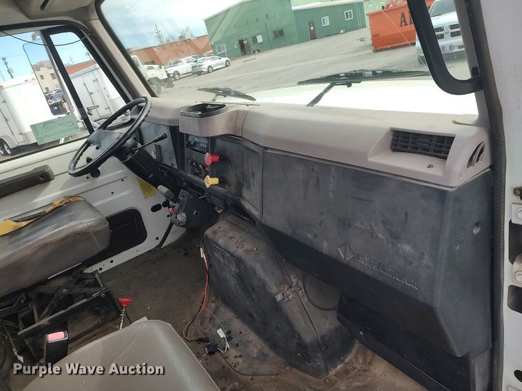 image for item DG5364 1996 International 4700  truck cab and chassis