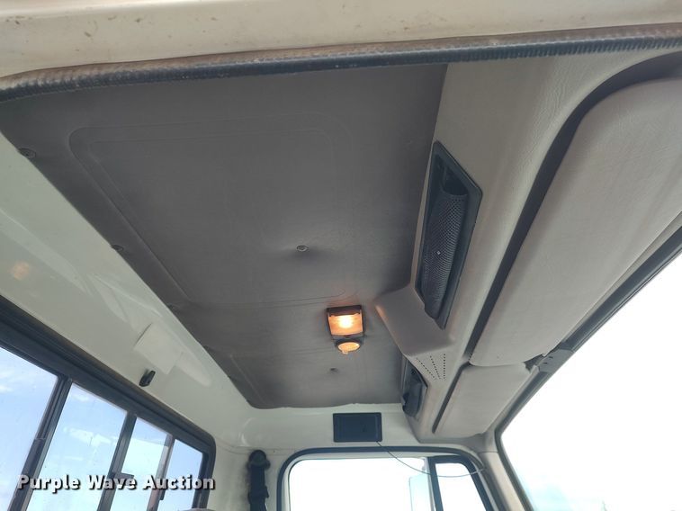 image for item DG5364 1996 International 4700  truck cab and chassis