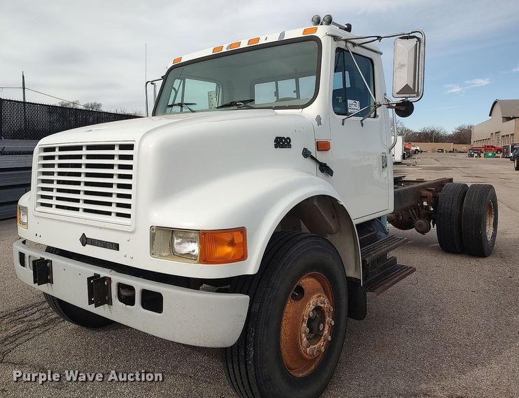 image for item DG5364 1996 International 4700  truck cab and chassis
