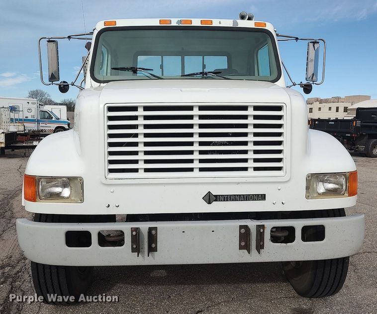 image for item DG5364 1996 International 4700  truck cab and chassis