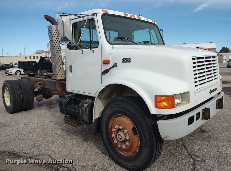 image for item DG5364 1996 International 4700  truck cab and chassis