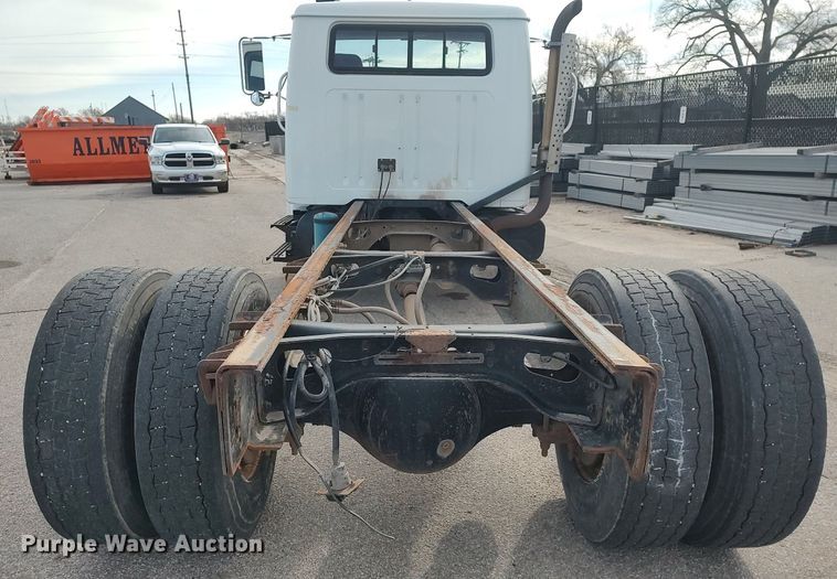 image for item DG5364 1996 International 4700  truck cab and chassis