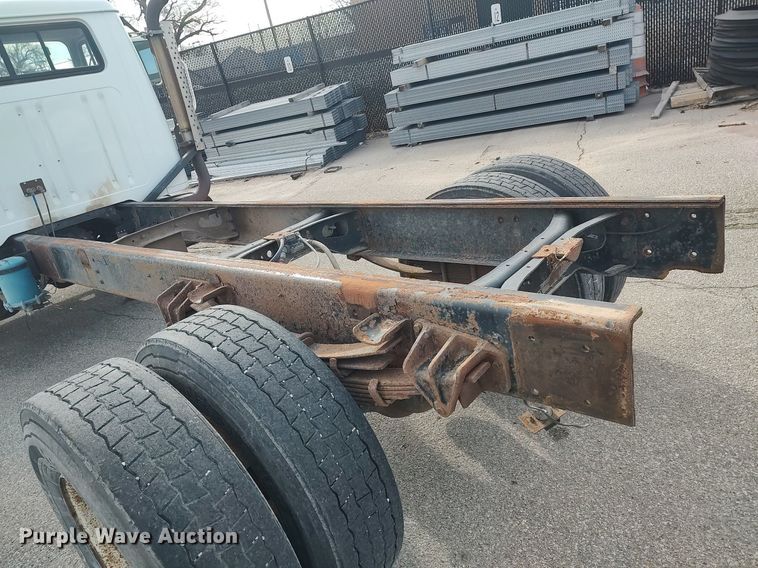 image for item DG5364 1996 International 4700  truck cab and chassis