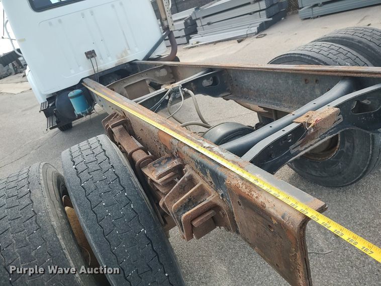 image for item DG5364 1996 International 4700  truck cab and chassis