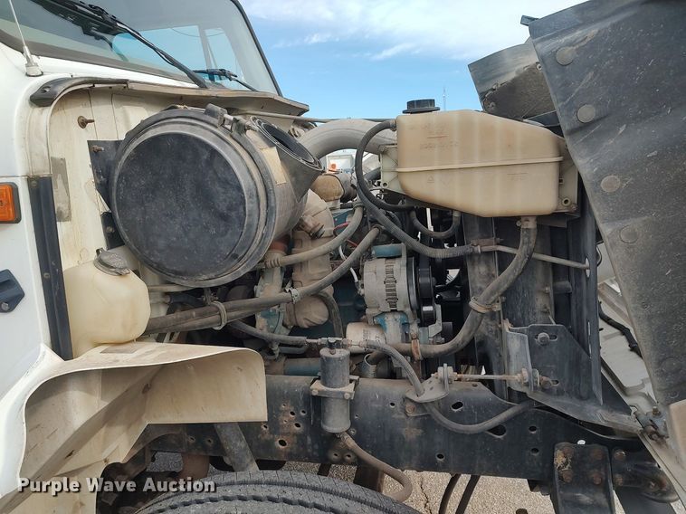 image for item DG5364 1996 International 4700  truck cab and chassis