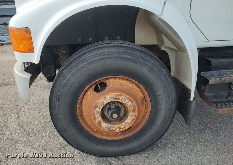 image for item DG5364 1996 International 4700  truck cab and chassis