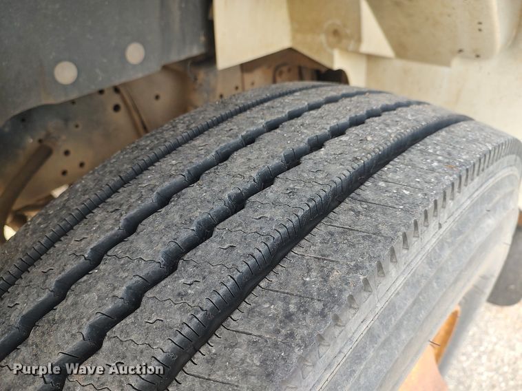 image for item DG5364 1996 International 4700  truck cab and chassis