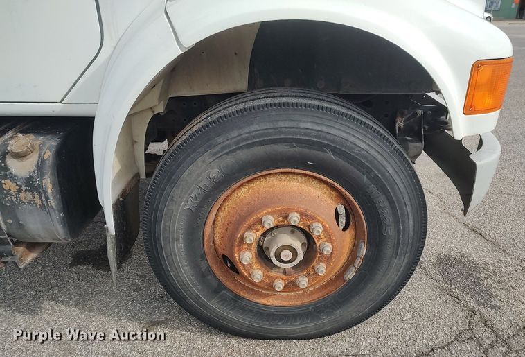 image for item DG5364 1996 International 4700  truck cab and chassis