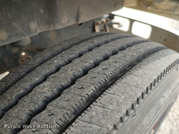 image for item DG5364 1996 International 4700  truck cab and chassis