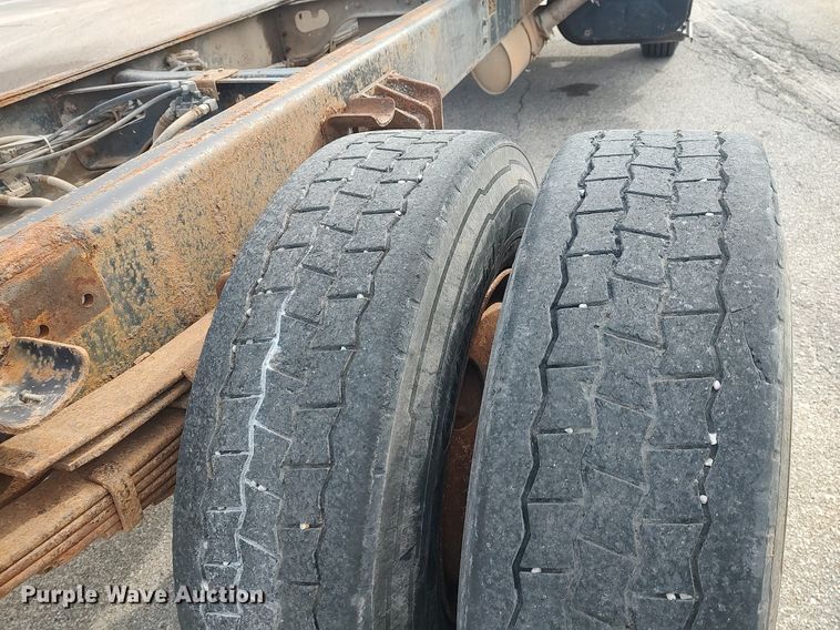 image for item DG5364 1996 International 4700  truck cab and chassis