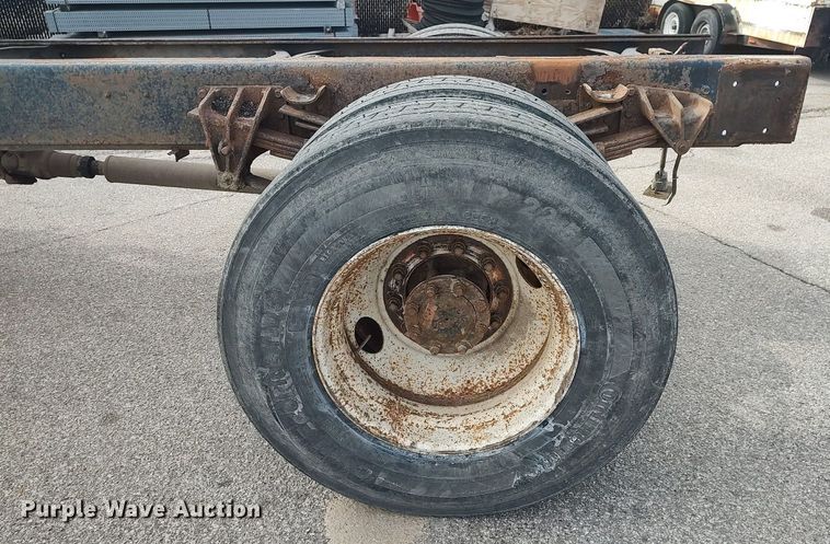 image for item DG5364 1996 International 4700  truck cab and chassis