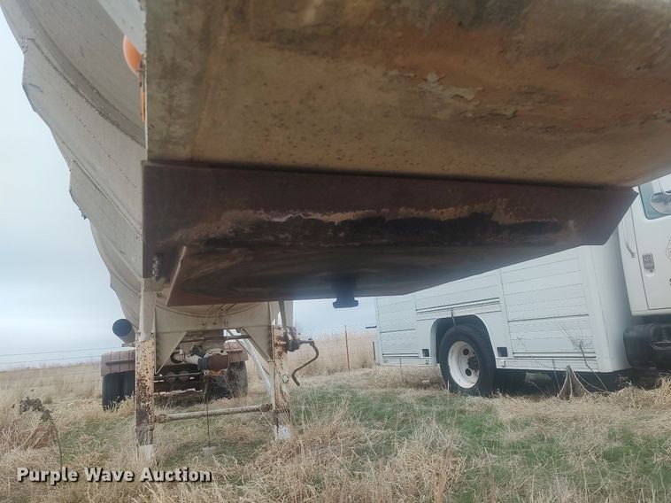 image for item DK4414 1974 Reliable  tank trailer