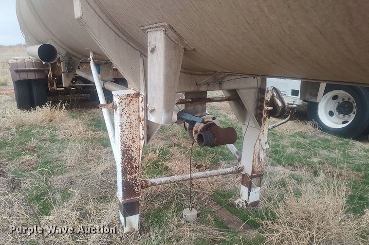 image for item DK4414 1974 Reliable  tank trailer