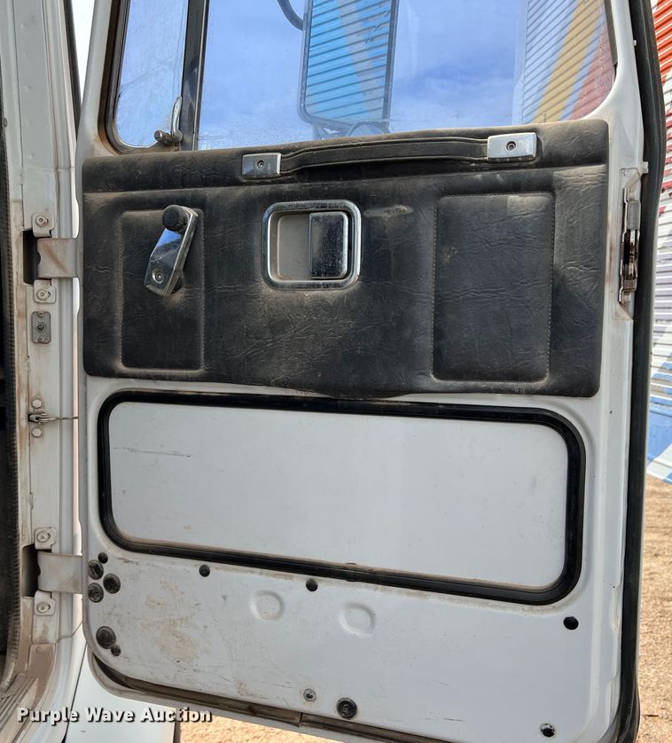 image for item DP0016 1993 White GMC  winch truck