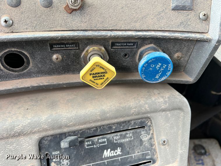 image for item DP0023 2001 Mack RD688S  dump truck