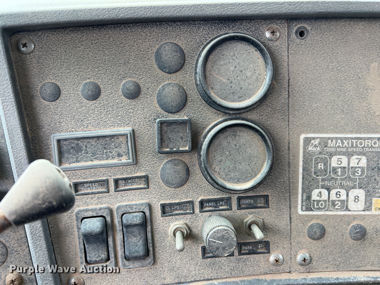 image for item DP0023 2001 Mack RD688S  dump truck