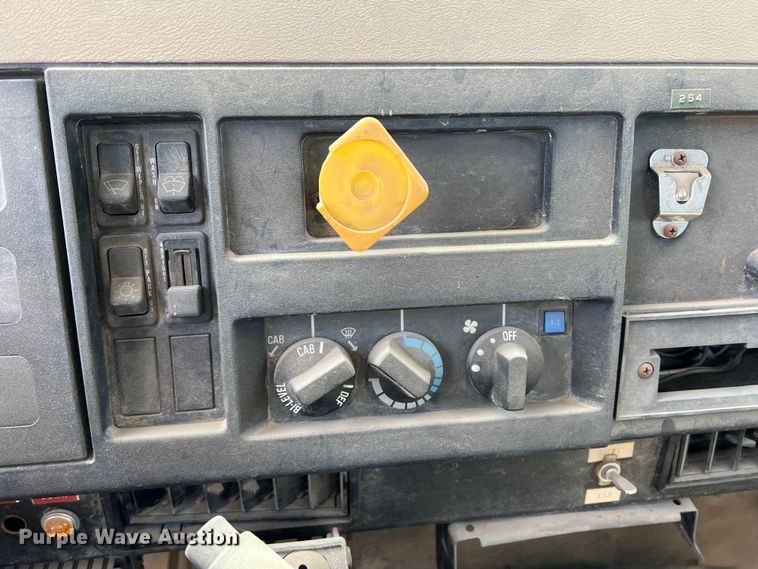 image for item DP0026 1991 International 4600  bucket truck