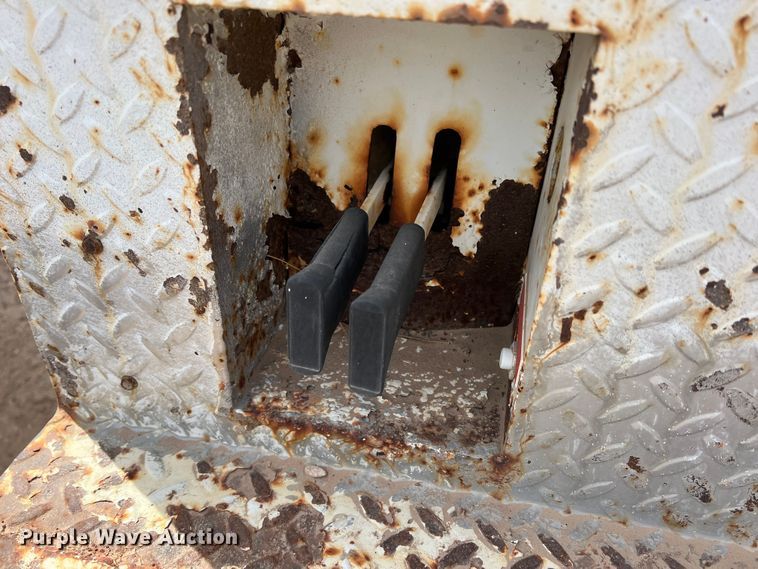 image for item DP0026 1991 International 4600  bucket truck