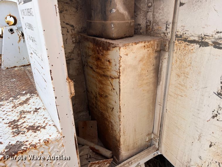 image for item DP0026 1991 International 4600  bucket truck