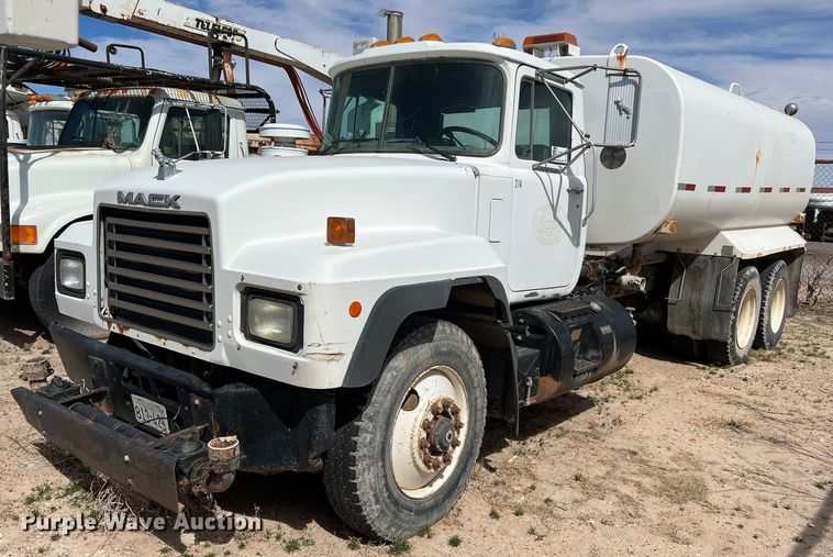 image for item DP0027 2001 Mack RD688S  water truck