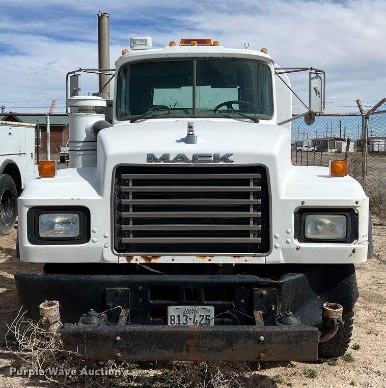 image for item DP0027 2001 Mack RD688S  water truck