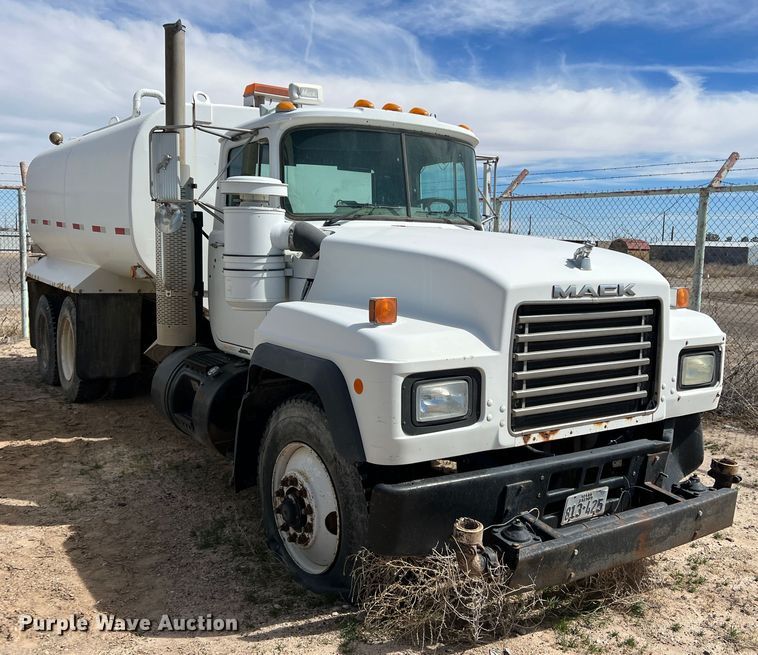 image for item DP0027 2001 Mack RD688S  water truck