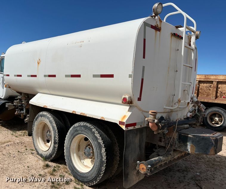 image for item DP0027 2001 Mack RD688S  water truck