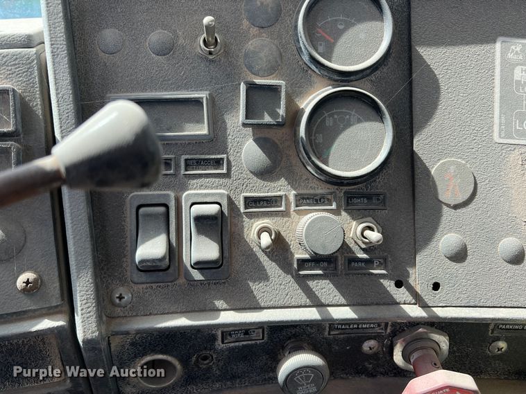 image for item DP0027 2001 Mack RD688S  water truck